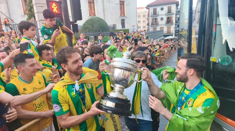 <i>El director deportivo del Jaén Paraíso Interior, Nicolás Sabariego, flanqueado por los capitanes Alan Brandi y Míchel mientras sostienen la Copa del Rey ante una gran marea de aficionados. / Agustín Muñoz / Diario JAÉN</i>