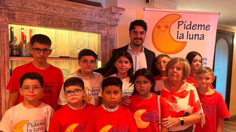 <i>Los niños de la asociación junto a la fundadora, Marisol, con el dueño del Restaurante El Triángulo Álvaro Rodríguez. / Isabel Aranda / Diario JAÉN. </i>