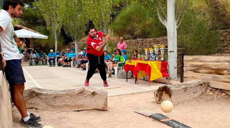 <i>Una partida de bolos serranos. / Junta de Andalucía. </i>