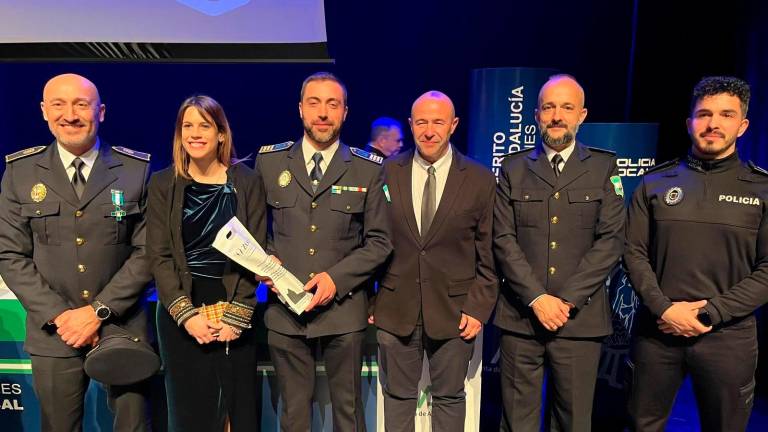 Condecorado el policía local de Cazorla que fue apuñalado al reducir a un hombre