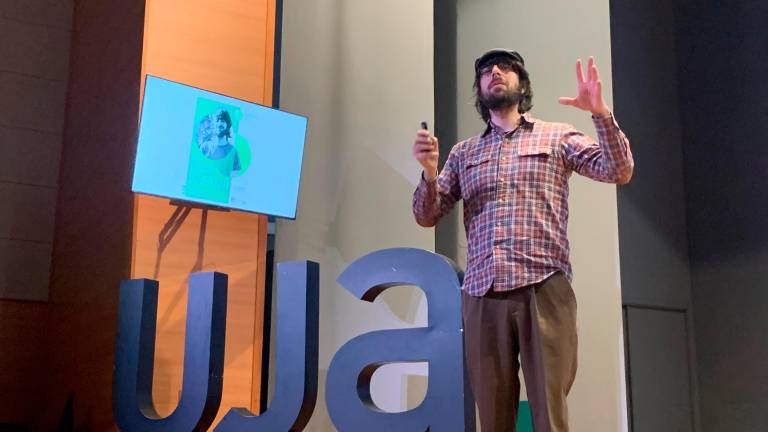 David Uclés lleva su “macondo jiennense” a la UJA y conquista el Aula Magna