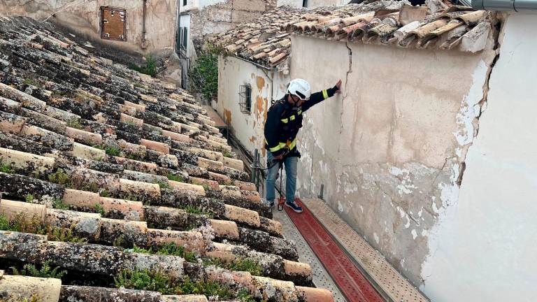 Intervención de emergencia en una casa en ruinas en el casco histórico