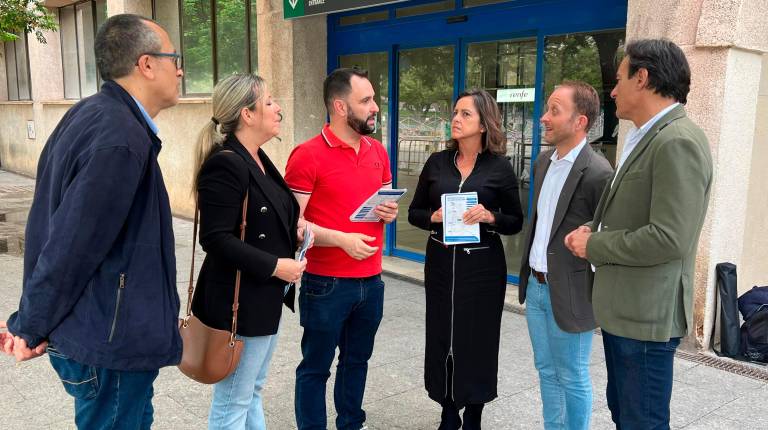 <i>Dirigentes del Partido Popular de Jaén junto con la consejera de Sostenibilidad, Catalina García durante la reunión con José Damián García. / Á. Guzguti.</i>