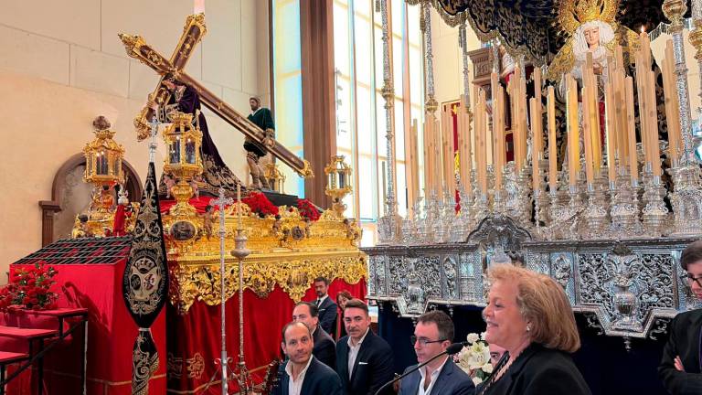 La capital se vuelca con El Abuelo en una emotiva ofrenda poética y floral previa a su esperada salida procesional