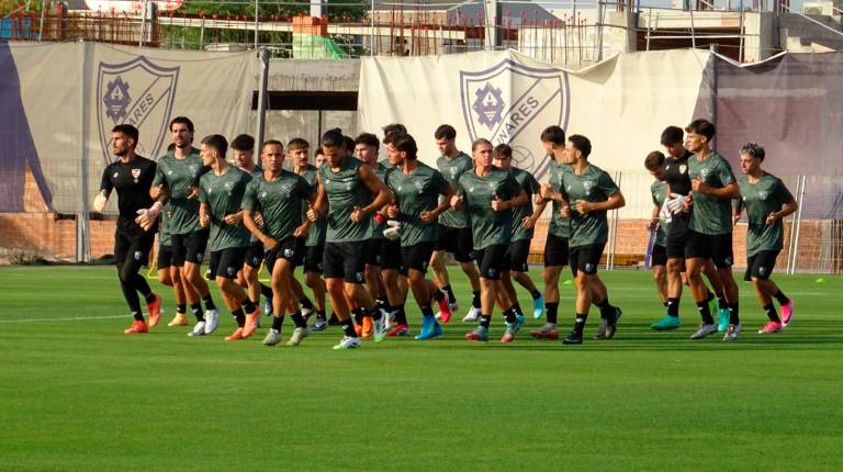 <i>Los jugadores del Linares Deportivo realizan su primer entrenamiento en el Estadio de Linarejos. / Antonio del Arco.</i>