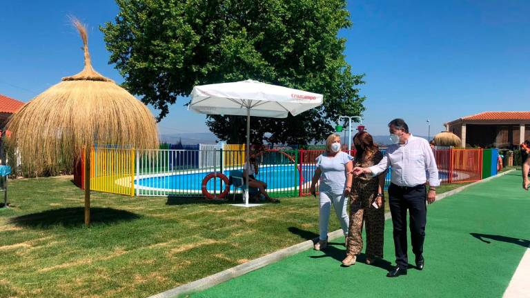 Inaugurada la piscina de Navas de San Juan tras su remodelación y modernización