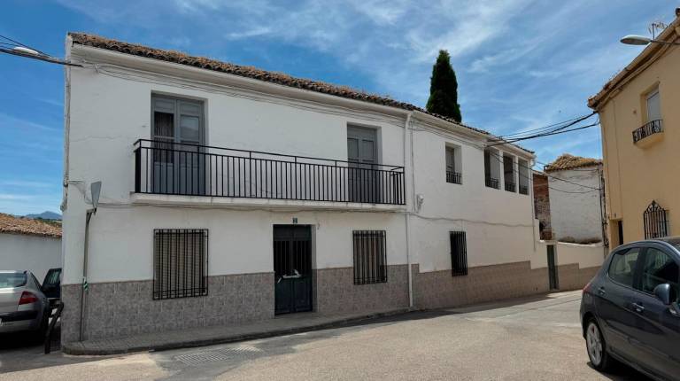<i>Vivienda del matrimonio con el patio en el que aparecieron los cadáveres a la derecha.</i>