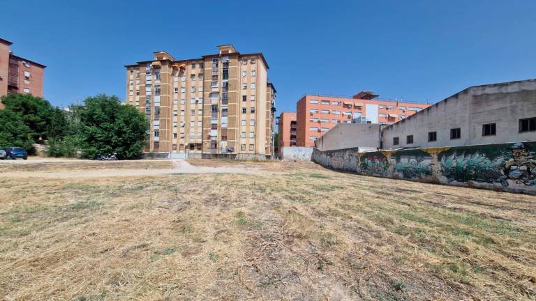 El colectivo vecinal Passo pretende que este solar se convierta en un aparcamiento para el barrio. 