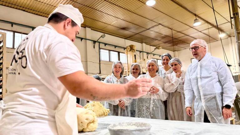 Estrella valora el trabajo de las empresas familiares en una visita a Arjona