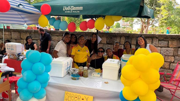 <i> Colombianas en un puesto de comida tradicional del país. / Isabel Aranda / Diario JAÉN. </i>