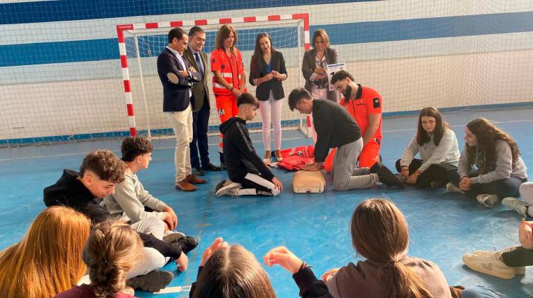 <i>Entrenamiento colectivo en técnicas de reanimación cardiopulmonar. / Junta de Andalucía.</i>
