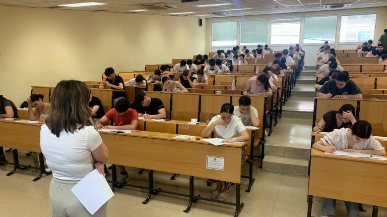 <i>Alumnado jiennense realiza las pruebas de la PAU, durante el primer día. / Pablo Espinosa / Diario JAÉN.</i>