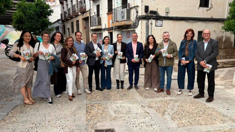 <i>Miembros del Partido Socialista de Jaén denuncian las políticas de vivienda de Juanma Moreno. / Juanfran Paredes / Diario JAÉN.</i>