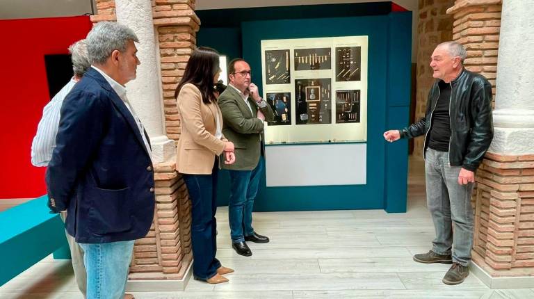 <i>Visita a la exposición “La huella del agua: arquitectura y paisaje”. / Junta de Andalucía.</i>