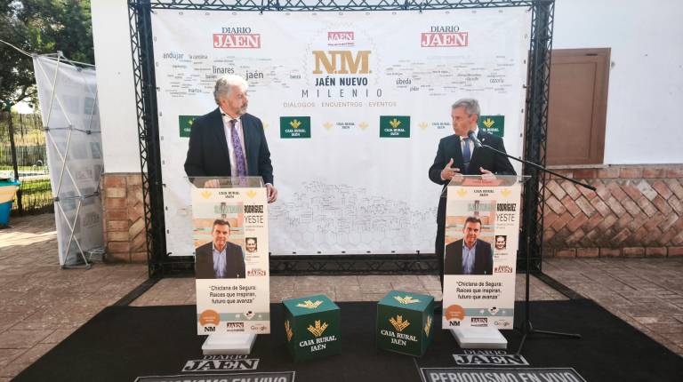 <i>El director de Diario JAÉN, Juan Espejo, y el alcalde de Chiclana de Segura, Santiago Rodríguez, durante la ronda de preguntas de los Diálogos “Jaén Nuevo Milenio”. / Agustín Muñoz / Diario JAÉN.</i>