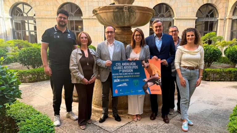 <i>Alberto González, Encarna Vallejo, José Ayala, África Colomo, Gerardo Lerones, José Luis Sánchez y Beatriz López posan con el cartel del Campeonato de Andalucía de clubes absolutos de Primera División. / Gilberto Moreno / Diario JAÉN.</i>