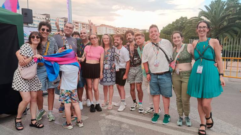 La artista Zahara junto con los organizadores de Orgullo Jaén tras finalizar el pregón. / Adrián Claudio / Diario JAÉN. 