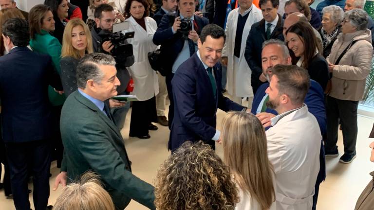 Juanma Moreno visita las instalaciones del nuevo centro de salud de Mancha Real. / Jason Moyano / Diario JAÉN.