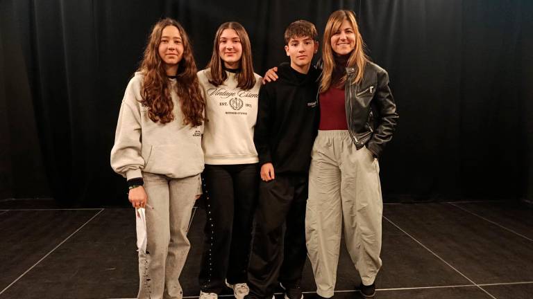 Alumnado de Oratoria y Debate del IES Santa Teresa junto con su profesora Leticia Ureña. / Adrián Claudio Bonahce / Diario JAÉN.