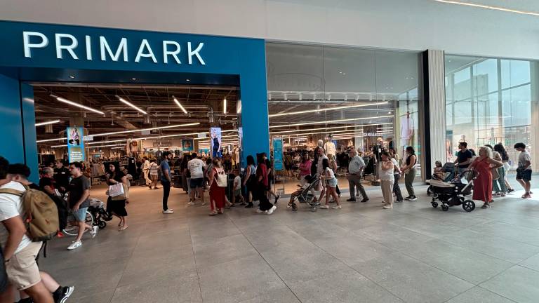 El furor por Primark no cesa: Multitudinarias colas en el centro comercial Jaén Plaza