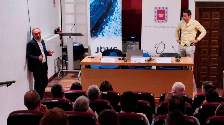 <i>Miguel Segalás y Sergio Durante, de Grupo JOVS I&amp;D Solutions, S. L., durante la ponencia.</i>