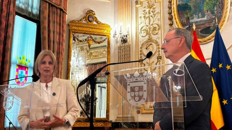 <i>La alcaldesa de Jerez de la Frontera, y presidenta de la Federación Española de Municipios y Provincias (FEMP), María José García-Pelayo, en una visita a Ceuta. / Europa Press. </i>