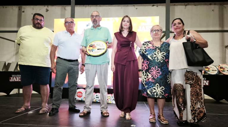 <i>El Club de Senderismo “Naturaleza Accesible” recoge el distintivo de la teniente de alcalde ibreña, María Gámez. / Agustín Muñoz / Diario JAÉN.</i>