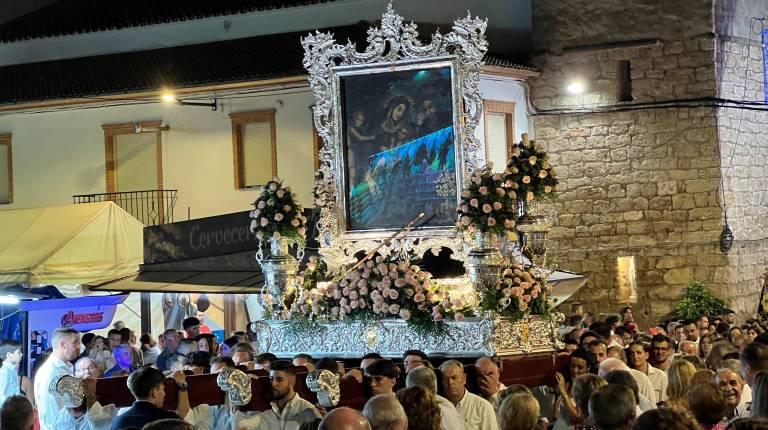 <i>Imágenes de como se vivió la procesión junto al cortejo en Noalejo. / Jason Moyano / Diario JAÉN</i>