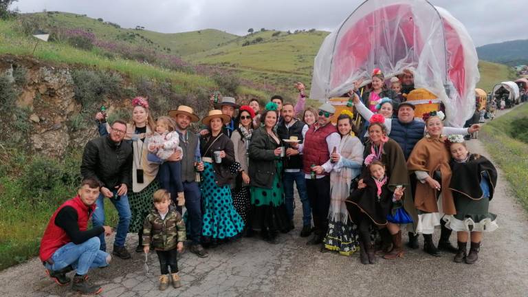 Una gran hilera de carretas ya asciende hasta el Lugar Nuevo