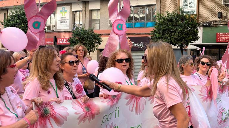 Fotogalería: Jaén se viste de rosa en su XIV marcha contra el cáncer para exigir más recursos en la sanidad pública y la mejora de los cribados
