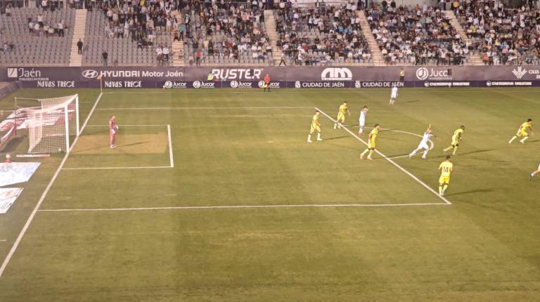 <i>Un instante del duelo entre el Real Jaén y el Villarreal B en La Victoria. / Diario JAÉN</i>