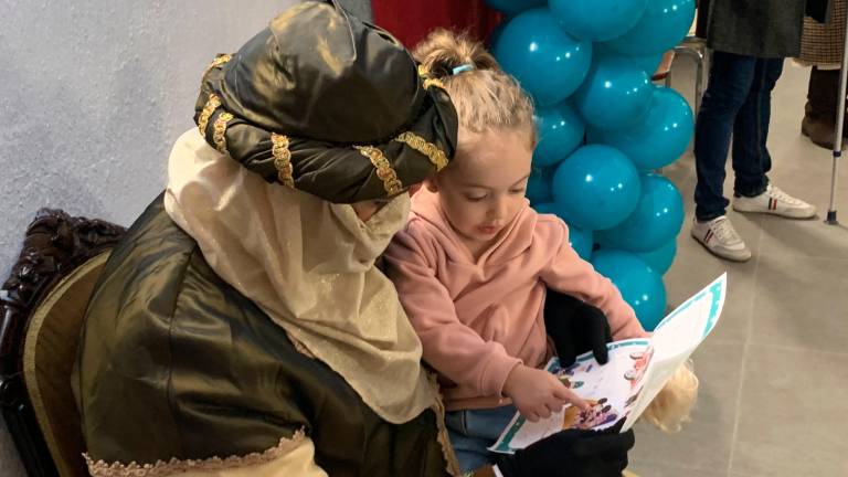 La parroquia de Cristo Rey recibe la visita de un paje de los Reyes Magos