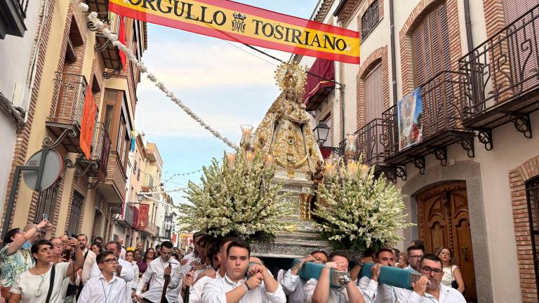 Aplausos y pétalos para la patrona de Torredonjimeno