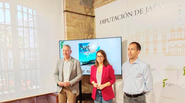 <i>José Manuel Martínez, África Colomo y Antonio Lope Morales posan delante del cartel. / Gilberto Moreno / Diario JAÉN.</i>