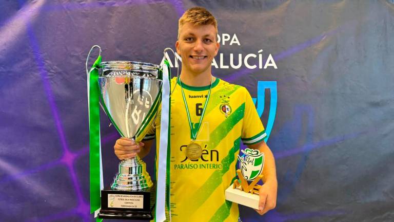 Cristian Rubio posa con el título de la Copa de Andalucía y con el trofeo de mejor jugador. / Jaén FS. 