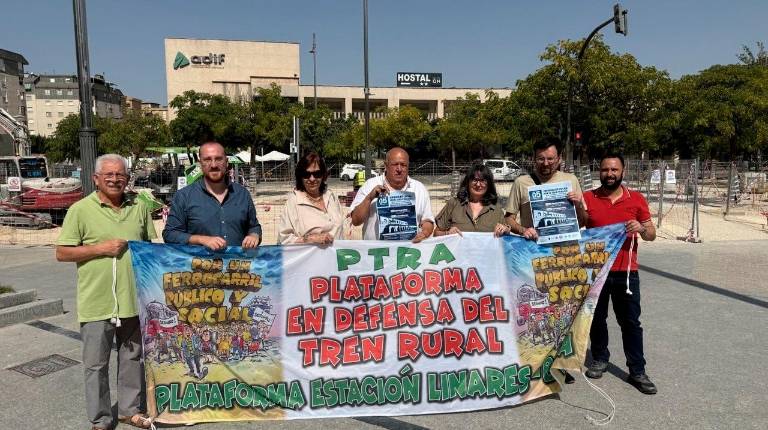 <i>Participantes en la rueda de prensa para informar de la protesta. / Plataformas en defensa del ferrocarril. </i>