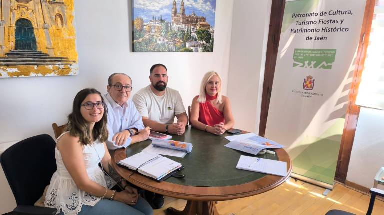 <i>Foto de la reunión mantenida con María Espejo y representantes de la Real e Ilustre Cofradía de Santa Catalina de Alejandría. / Ayuntamiento de Jaén. </i>