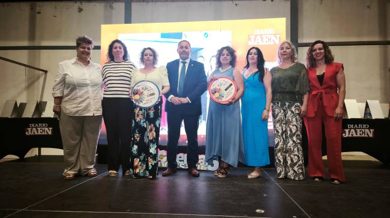 <i>Juan Matías Reyes (centro) junto a las representantes de las ampas “Ibris” y “El Señorío” galardonadas con el premio del municipio. / Agustín Muñoz / Diario JAÉN. </i>