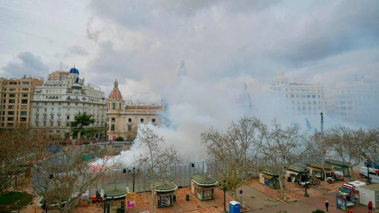 La primera mascletà de las Fallas 2025 homenajea a las víctimas de la dana