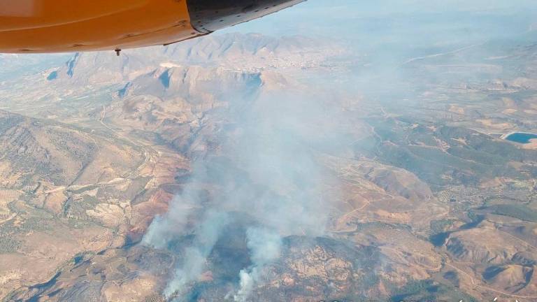 Trabajo incansable de los bomberos forestales el incendio en el paraje Altarillas de Jódar