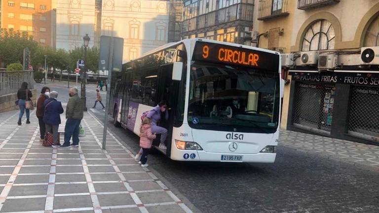 El transporte en autobús urbano seguirá bonificado todo 2023