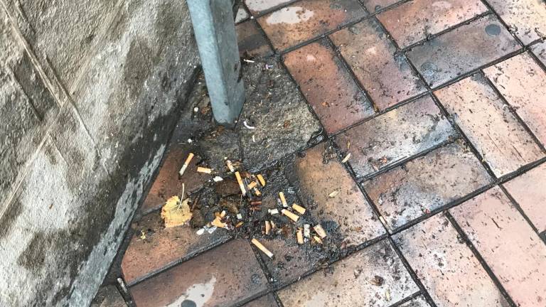Las tabacaleras tendrán que costear la recogida de colillas de las calles
