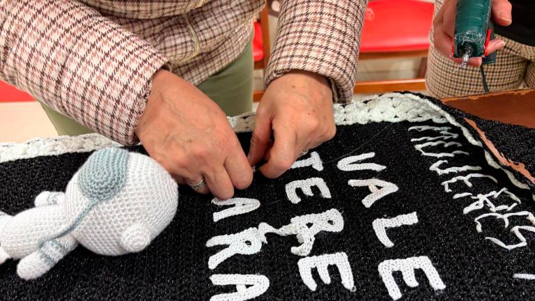 Puntada a puntada, Noalejo llega a las estrellas: Así fue el proceso creativo del tapiz de Enganchadas al Universo