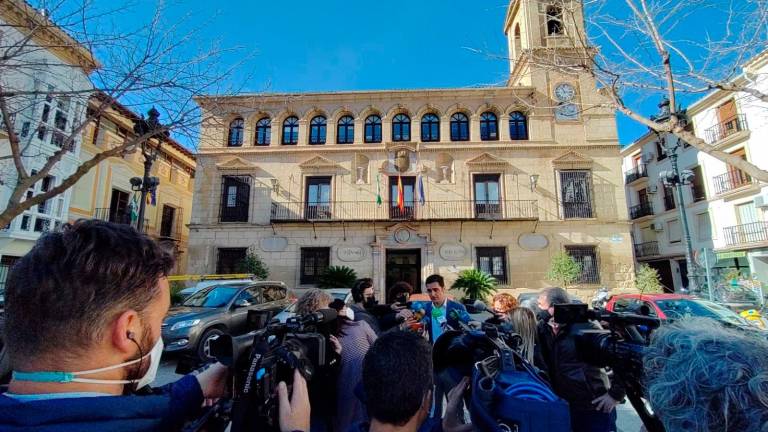 Alcalá la Real arropa a la madre de la menor en la concentración en repulsa por el crimen