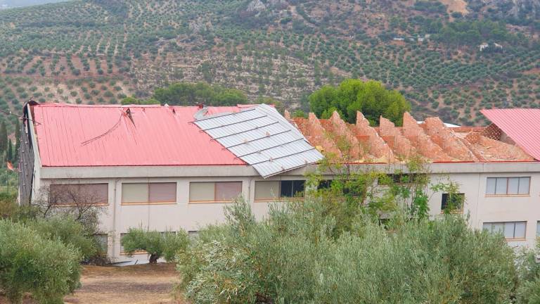 El viento arranca parte del tejado del IES Fuente de la Peña y se suspenden las clases
