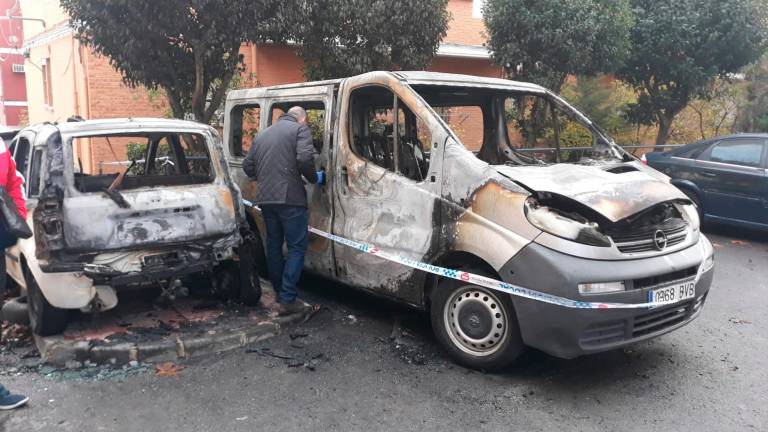 Cuatro vehículos incendiados durante la madrugada en el barrio de La Glorieta