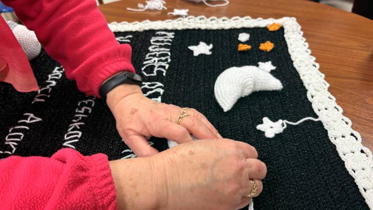 Puntada a puntada, Noalejo llega a las estrellas: Así fue el proceso creativo del tapiz de Enganchadas al Universo