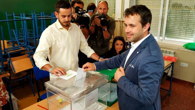 Votan algunos de los candidatos a la Alcaldía de Jaén