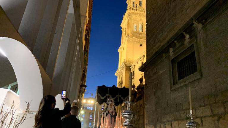 Los aplausos marcan el compás del Divino Maestro