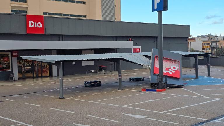 Alerta en el Bulevar por la caída de un rótulo publicitario a causa del viento